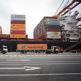 Des tracteurs transportent des conteneurs.