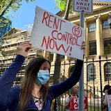 متظاهرون أمام مبنى الجمعية التشريعية لنوفا سكوشا في هاليفاكس يطالبون برقابة دائمة على الإيجارات، في 23 أيلول (سبتمبر) 2021.