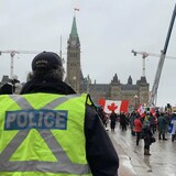 Policías frente a una manifestación en el Parlamento en Ottawa.