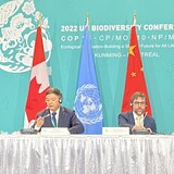 وزير البيئة والتغيرات المناخية الكندي ستيفن غيلبو (إلى اليمين) ووزير البيئة الصيني رونكيو خلال المؤتمر الصحفي صباح اليوم في قصر المؤتمرات في مونتريال قبل الانطلاق الرسمي للمؤتمر الخامس عشر للأطراف (COP15) الذي يهدف إلى تجديد اتفاقية الأمم المتحدة للتنوع البيولوجي.
