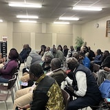 Les membres assis dans un sous-sol d'église. 