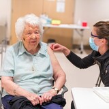 Una persona mayor de 75 años recibe una vacuna.