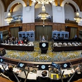 La sala de audiencias de la Corte Penal Internacional en La Haya, vista desde el interior.