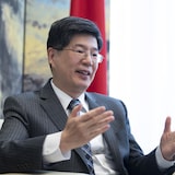 سفير الصين لدى كندا، كونغ بيوُو، يتحدث خلال مقابلة صحفية داخل مبنى السفارة الصينية في 6 شباط (فبراير) 2020.