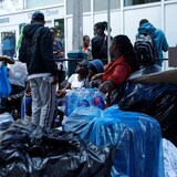 Des migrants devant un refuge de Toronto.
