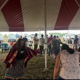 Indígenas bailando la danza del té, en la Primera Nación de Kahkewistahaw, en Saskatchewan.