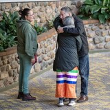 Darryl Burns, dont la sœur Gloria Burns a été tuée lors des attaques au couteau survenues le 4 septembre 2022 dans la Nation crie James Smith et le village de Weldon, en Saskatchewan, serre dans ses bras une amie lors de l'enquête du coroner portant sur l'arrestation et la mort de Myles Sanderson. (27 février 2024)