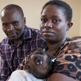 David Kipkoech Keter assit à côté de sa femme qui tient leur petite fille.