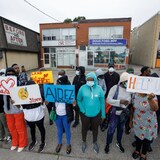 طالبو لجوء يتظاهرون أمس أمام المكتب النيابي لرئيس حكومة أونتاريو دوغ فورد في دائرة إيتوبيكوك في تورونتو.
