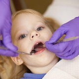 Un enfant chez le dentiste.