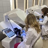 Deux étudiantes du Collège de médecine dentaire de la Saskatchewan s'exercent sur un simulateur.