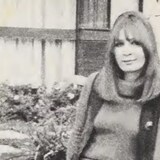 Dianna Boileau en noir et blanc devant un jardin. 
