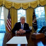 Le président américain Donald Trump derrière un bureau