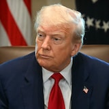 الرئيس الأميركي دونالد ترامب خلال اجتماع مع وزرائه في البيت الأبيض في 30 نيسان (أبريل) 2025.