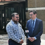 Ils sont interviewés à l'extérieur d'un bâtiment à Ottawa.