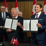 Le premier ministre de l'Ontario, Doug Ford, et le premier ministre du Manitoba, Wab Kinew tiennent une copie du protocole d'entente signé à Queen's Park à Toronto, le 14 mai 2025.