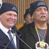 Le premier ministre ontarien, Doug Ford, aux côtés du chef de la Première Nation d’Aroland, Sonny Gagnon, en point de presse.