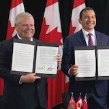 Le premier ministre de l'Ontario, Doug Ford, et le premier ministre du Manitoba, Wab Kinew, tiennent une copie du protocole d'entente signé à Toronto, le 14 mai 2025.
