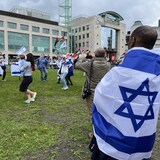 تَقابل متظاهرون مؤيدون للفلسطينيين وآخرون مؤيدون لإسرائيل أمام مقرّ بلدية أوتاوا اليوم.