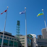 من اليسار: أعلام كندا وإسرائيل وأوكرانيا ترفرف أمام مقر بلدية أوتاوا في 5 ايار (مايو) 2022.