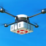 Un dron transporta una caja de medicinas