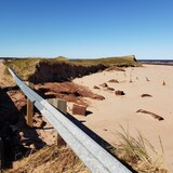 La route de la plage est partiellement détruite. La dune est aujourd'hui minuscule.