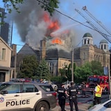 النيران تلتهم كنيسة القديسة حنّة في تورونتو صباح أمس فيما يحاول الإطفائيون إنقاذها.
