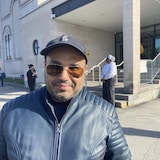 رجل بالخارج والناس خلفه.