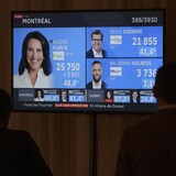 Un écran de télévision retransmet des résultats lors d'une soirée électorale.