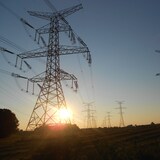 خطوط لنقل الكهرباء من محطة ’’بروس‘‘ النووية إلى ميلتون في أونتاريو.