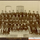 Photo de groupe des garçons qui fréquentaient l'École industrielle de Saint-Boniface en 1892.
