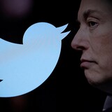  Le logo de Twitter face au visage de son propriétaire, Elon Musk.