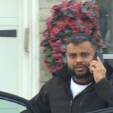 Un homme au téléphone.