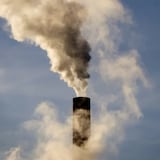 Un nuage de fumée sort d'une usine.