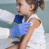 طفلة تتلقى جرعة من اللقاح الأميركي الألماني الصنع فايزر-بيونتك المضاد لكوفيد-19.