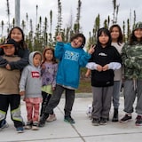 Niños indígenas de la Primera Nación Wapekeka.