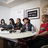 (De gauche à droite) Sue Brown, avocate pour Justice For Girls, Natasha Harrison, mère de Tatyanna Harrison, Josie August, tante de Noelle O'Soup, Sheila Poorman, mère de Chelsea Poorman et le grand chef Stewart Phillip, lors d'une conférence de presse à Justice For Girls à Vancouver, en Colombie-Britannique, le lundi 5 mai 2025.