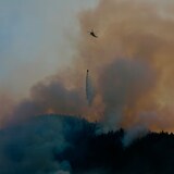 طائرة مروحية تساهم في إطفاء حريق كاميرون بلافس في جزيرة فانكوفر.