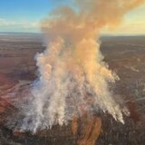 De la fumée d'un feu de forêt s'élève dans le ciel près du hameau de Saprae Creek Estates, au sud-est de Fort McMurray, en Alberta, le 22 avril 2024.