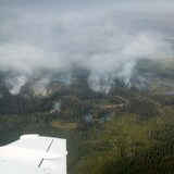 Un feu de forêt brûle au sud d'Enterprise, dans les Territoires du Nord-Ouest, le jeudi 17 août 2023.