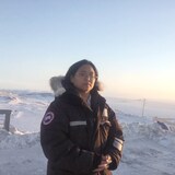 Isang babae sa gitna ng isang lugar na puro niyebe.