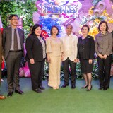 Grupo ng mga tao na nag-pose para sa isang litrato.