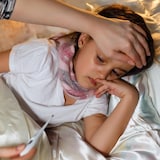 Une jeune fille alitée.