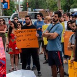 Des étudiants aux cycles supérieurs manifestent dans les rues de Montréal pour un meilleur financement.
