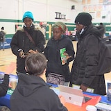 Des personnes dans un grand espace le 29 novembre 2025 à Winnipeg.