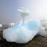 Trozos de hielo marino derritiéndose a plena luz del día.