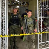 Mga sundalo sa entrance ng isang gymnasium.