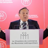 François Legault da una conferencia.