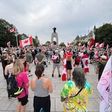 6月30日，抗議新冠疫情控制措施的老兵托普到達渥太華國家將士紀念碑，吸引大批支持者到場。