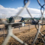 Un camion porte-conteneurs au poste frontalier de Coutts, entre l'Alberta et l'État américain du Montana.